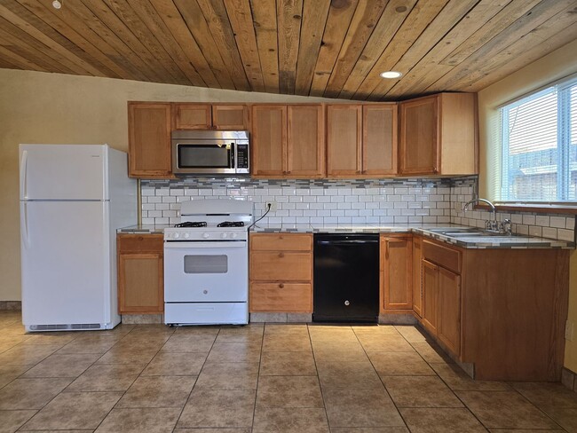 Building Photo - 941 Agua Fria St