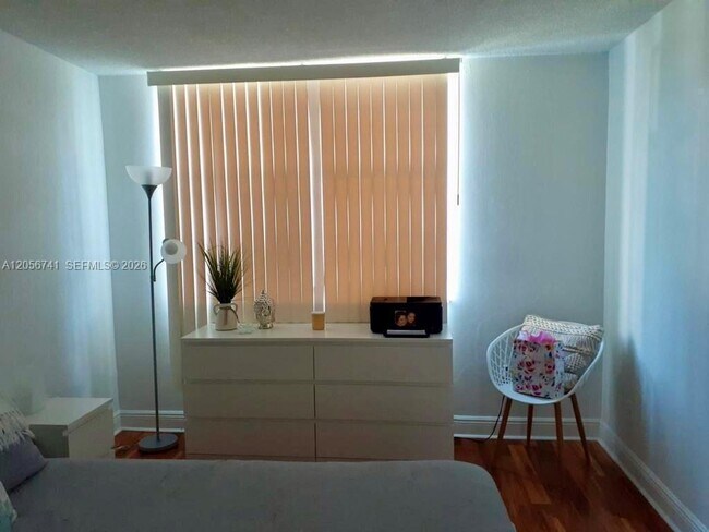 Foto del edificio - 486 NW 165th St
