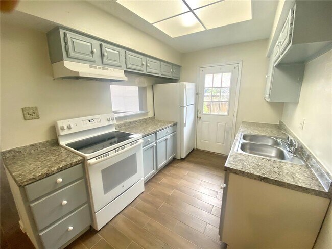 Foto del edificio - 7700 Creekbend Dr