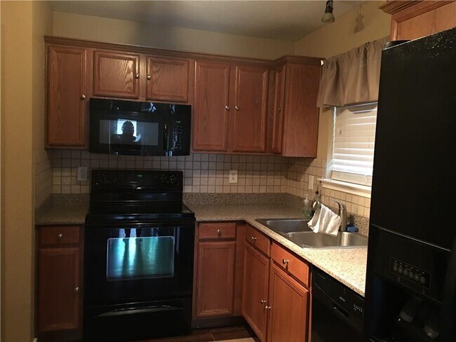 Foto del edificio - 645 Fossil Wood Dr