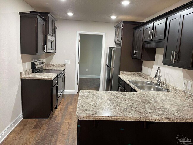 Foto del edificio - 7803 Ira Dr