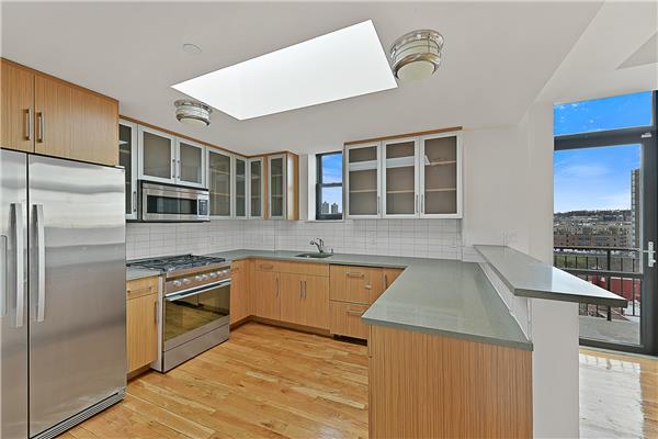 Foto del edificio - 3210 Riverdale Ave