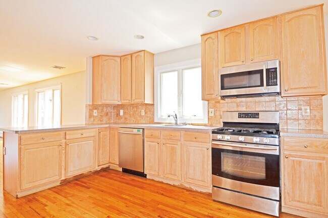 Building Photo - 560 Undercliff Ave