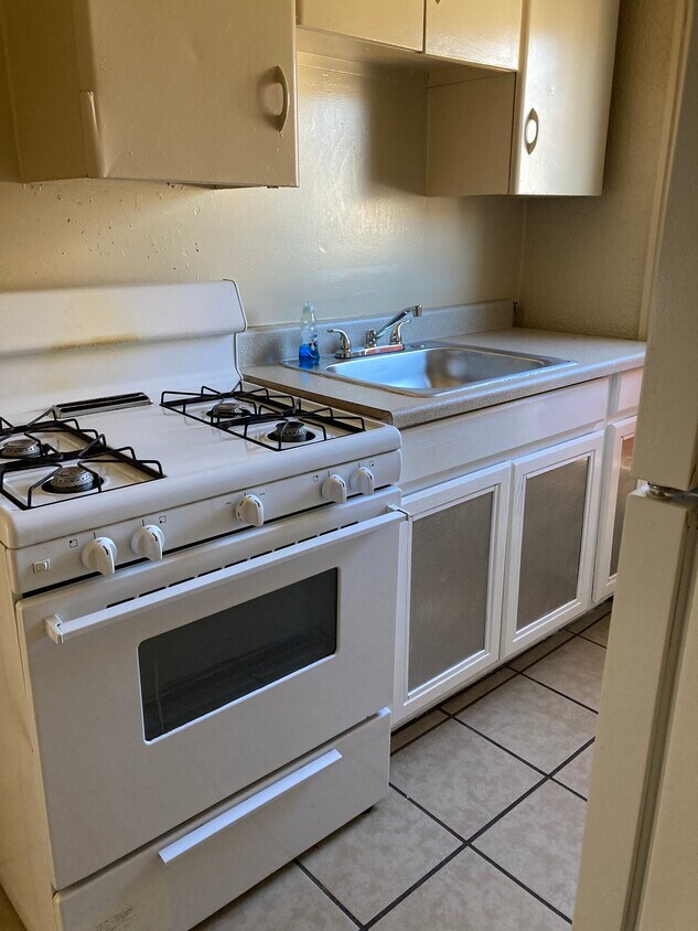 Kitchen - 411 Cherry Ave