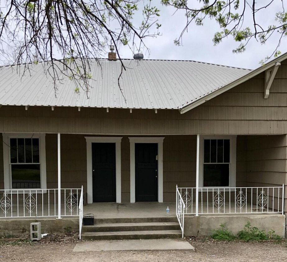 Primary Photo - 605 E Main