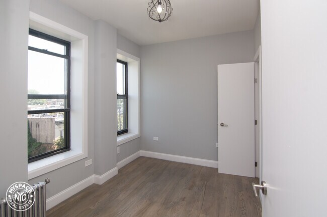 Foto del edificio - 310 E 25th St