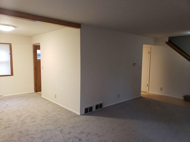 Building Photo - 5109 Maplewood Drive - 3 Bedroom Townhouse
