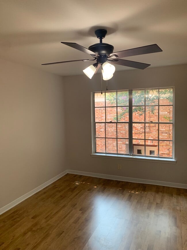 Building Photo - 2822 Briarhurst Dr