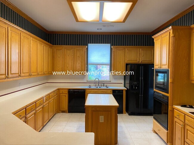 Building Photo - 8 Overhill Dr