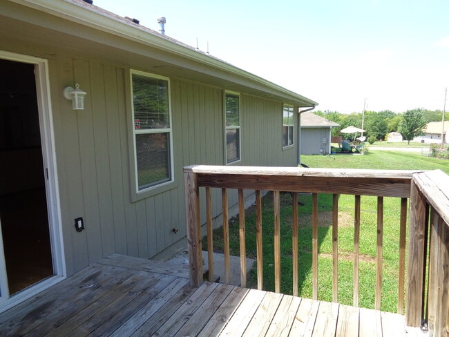 Building Photo - Great 3 Bedroom House Near Lake Shawnee