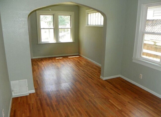 Building Photo - 2 br, 2 bath House - 1021 Central Avenue W