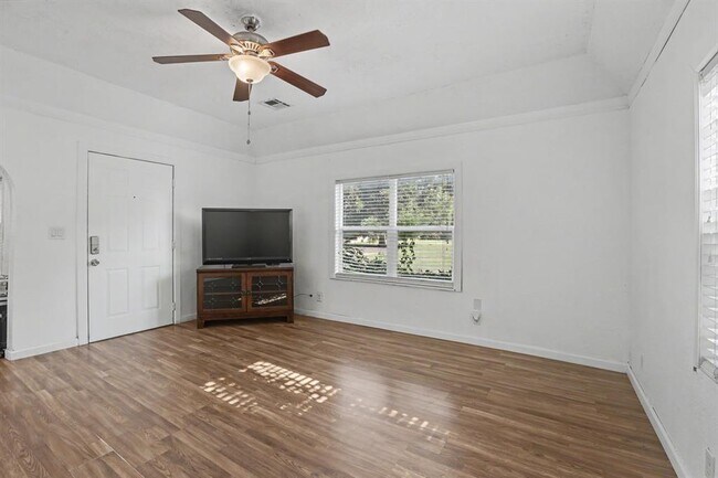 Building Photo - 207 E Juniper Ln