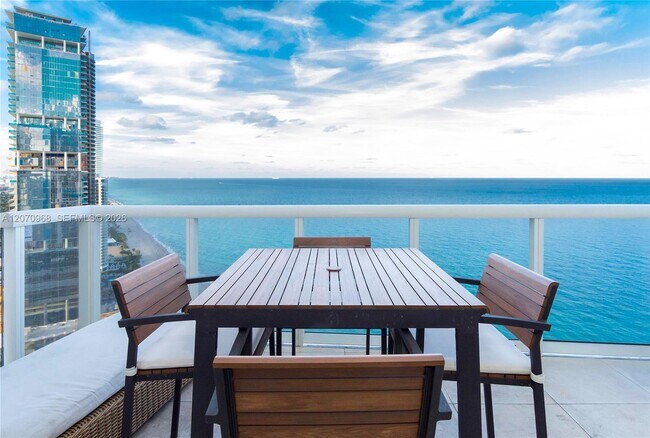 Foto del edificio - 18201 Collins Ave