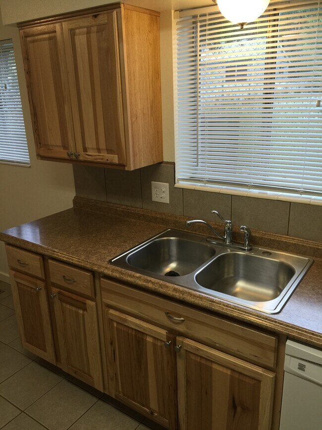 Foto del edificio - 632 N Main St