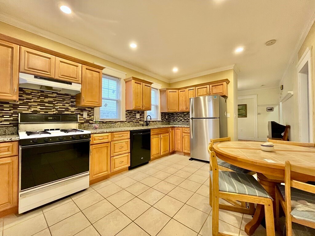 32 Walnut St Unit 32, Arlington, MA 02476 Apartments in Arlington, MA