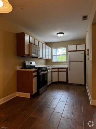 Building Photo - 388 Keswick Dr