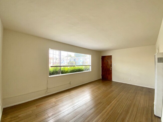 Foto del edificio - RENOVATED Unit, w/ HARDWOOD Floors! Spacio...