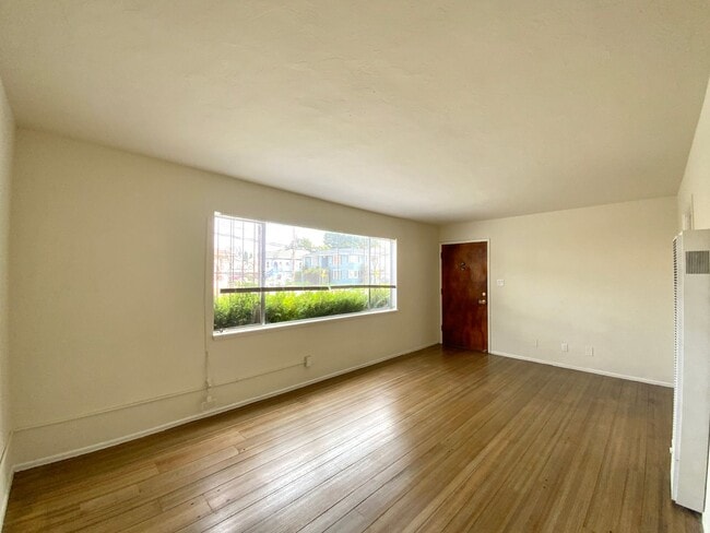 Building Photo - RENOVATED Unit, w/ HARDWOOD Floors! Spacio...