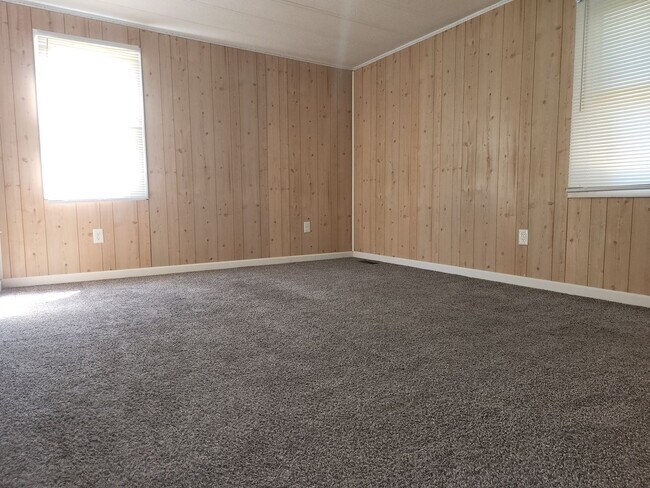Building Photo - Three Bedroom, One Bathroom Duplex Apartment