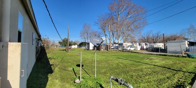 Patio trasero comunitario - 1515 99W