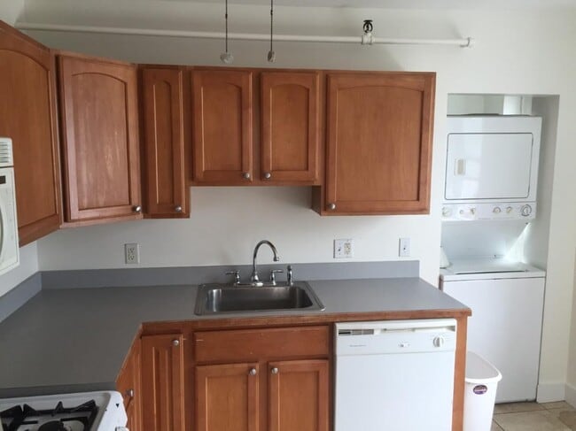 Building Photo - 374 Thames St