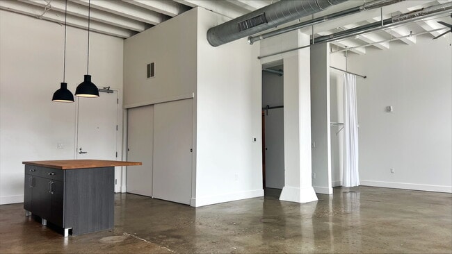 Building Photo - Lear Block