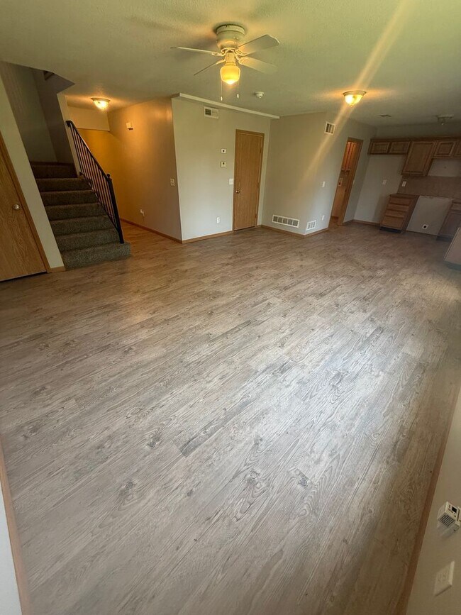 Foto del edificio - Spacious 3 bedroom, two level duplex in Raymore with new flooring!