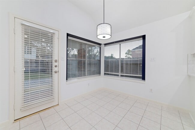 Building Photo - 3323 Shadowfern Dr