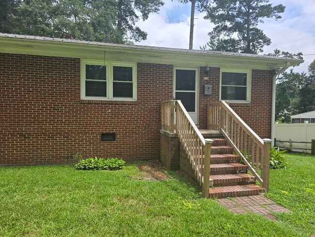 Building Photo - NEW LISTING!!!!!