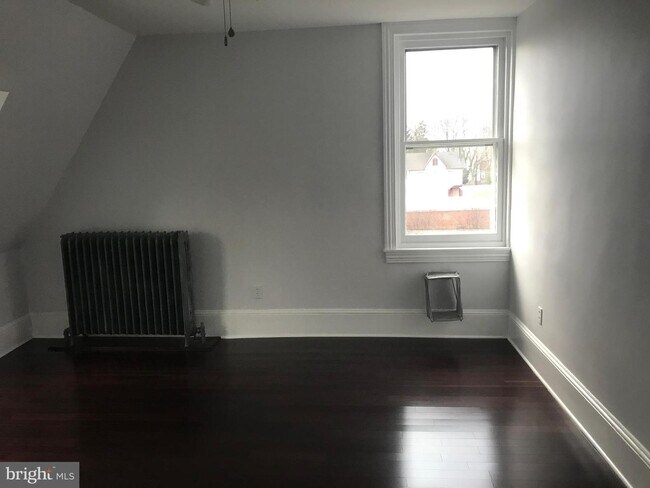 Building Photo - 530 Hermit St