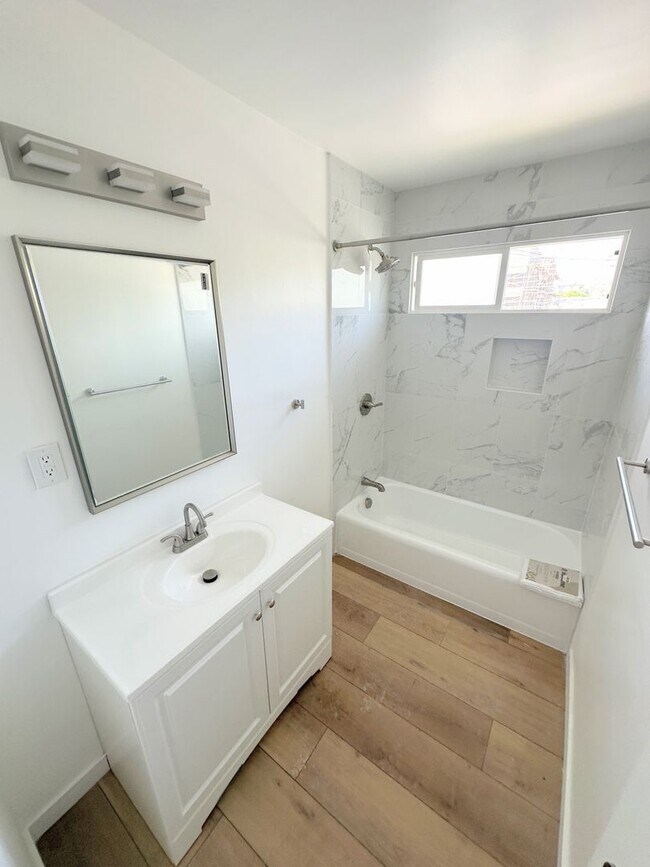 Foto del edificio - Gorgeous 2bd/1ba with washer/dryer and parking!