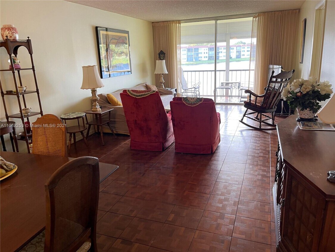 9423 S Hollybrook Lake Dr Unit 203, Pembroke Pines, FL 33025 Condo