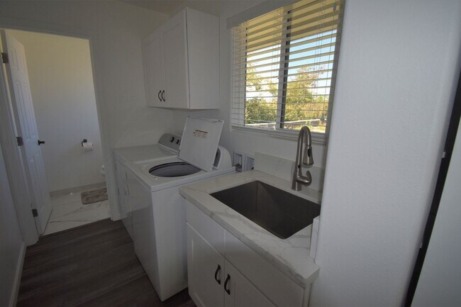 Foto del edificio - 3 Year Old, 3 Bedroom 2.5 Bath Partially F...
