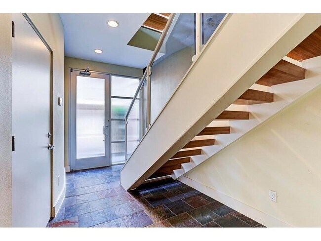 Foto del edificio - 6014 Fairdale Ln