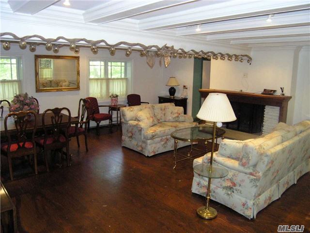 Foto del edificio - 134 Centerport Rd