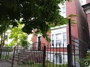 Building Photo - 722 W 59th St