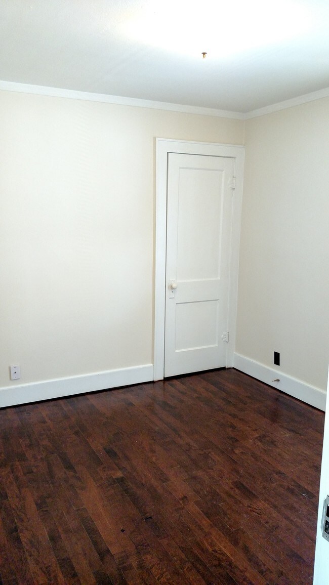 Building Photo - 403 N 61st St