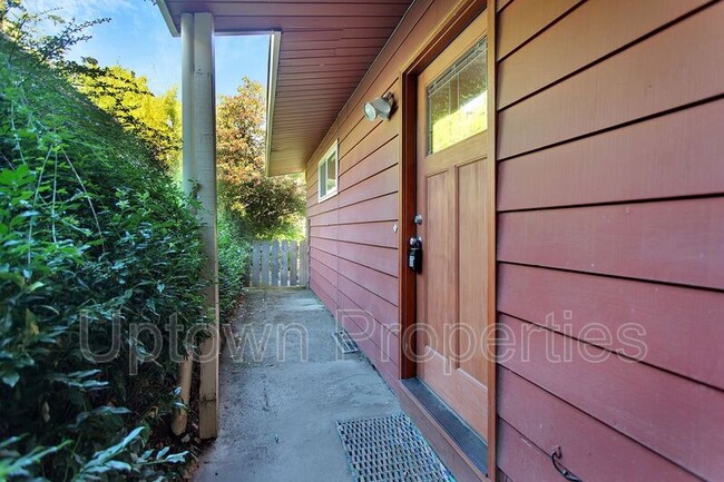 Building Photo - 1717 SW Canby St