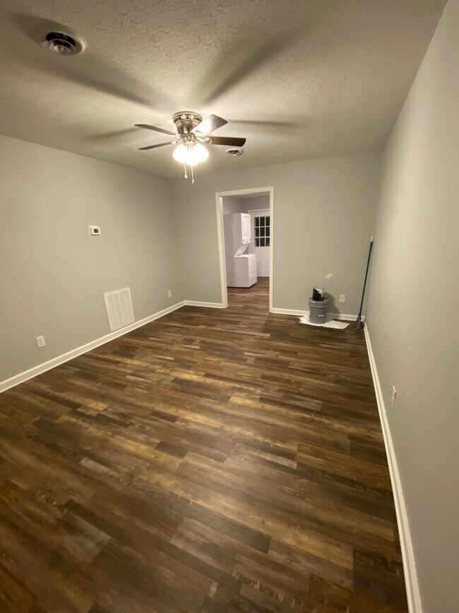 Vista de la entrada/sala de estar 1 - 1205 Redden Ln