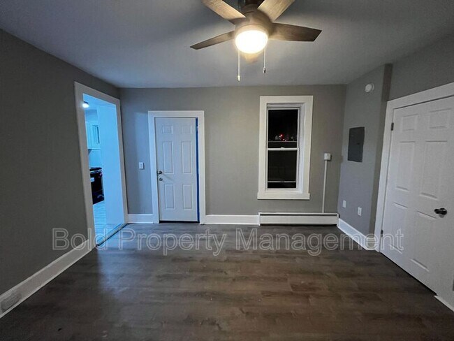 Building Photo - 923 Buttonwood St