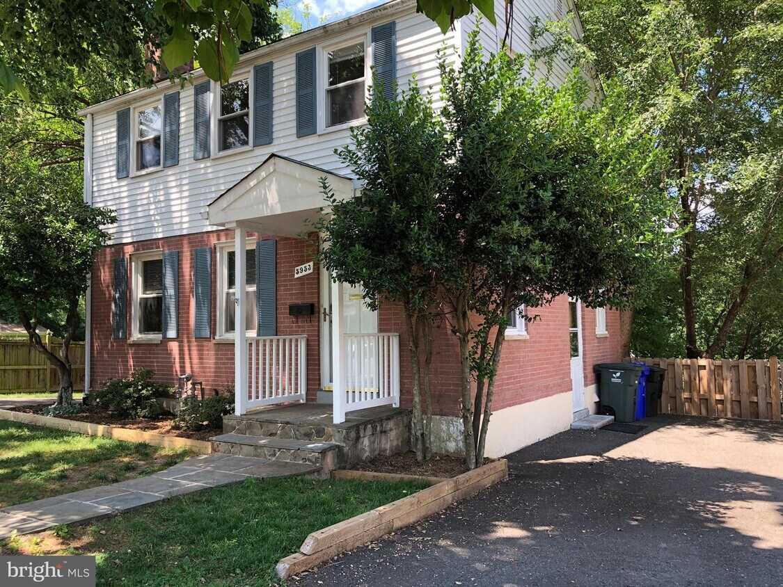 Foto principal - 5953 10th St N