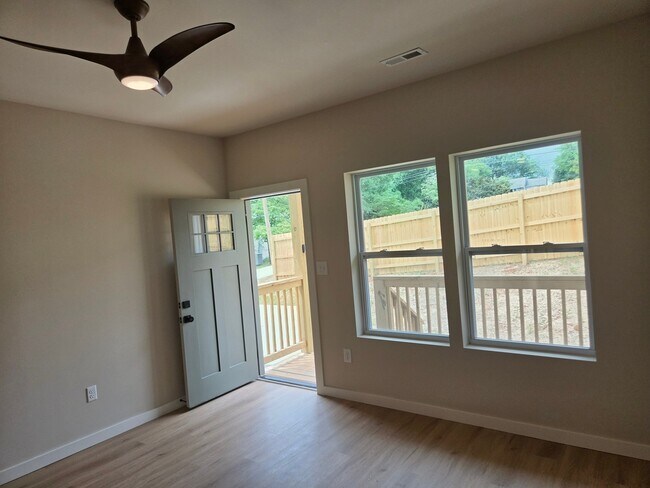 Foto del edificio - 5724 Wallwood Rd