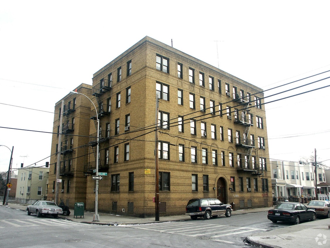 Primary Photo - 1868 Holland Ave