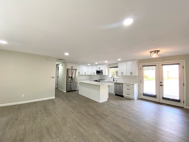 Building Photo - Gorgeous home in U.P. with custom features!