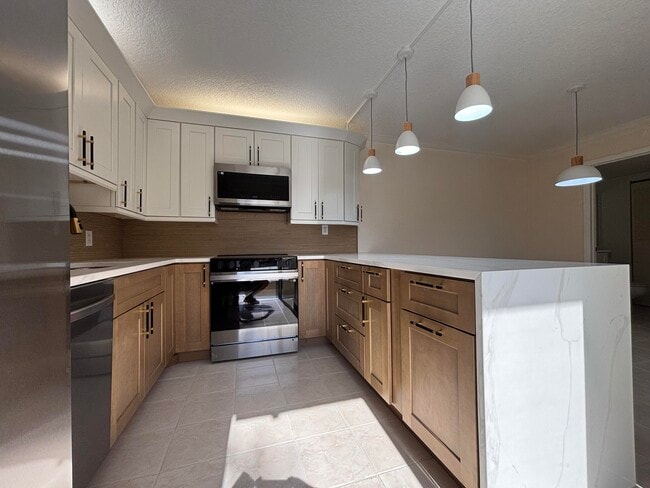 Building Photo - 1010 10th Ct