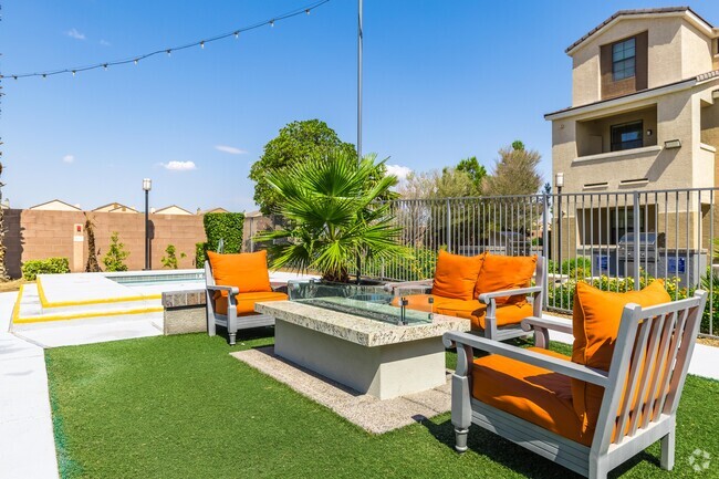 Piscina estilo centro turístico con cabañas - EVERETT APARTMENT HOMES