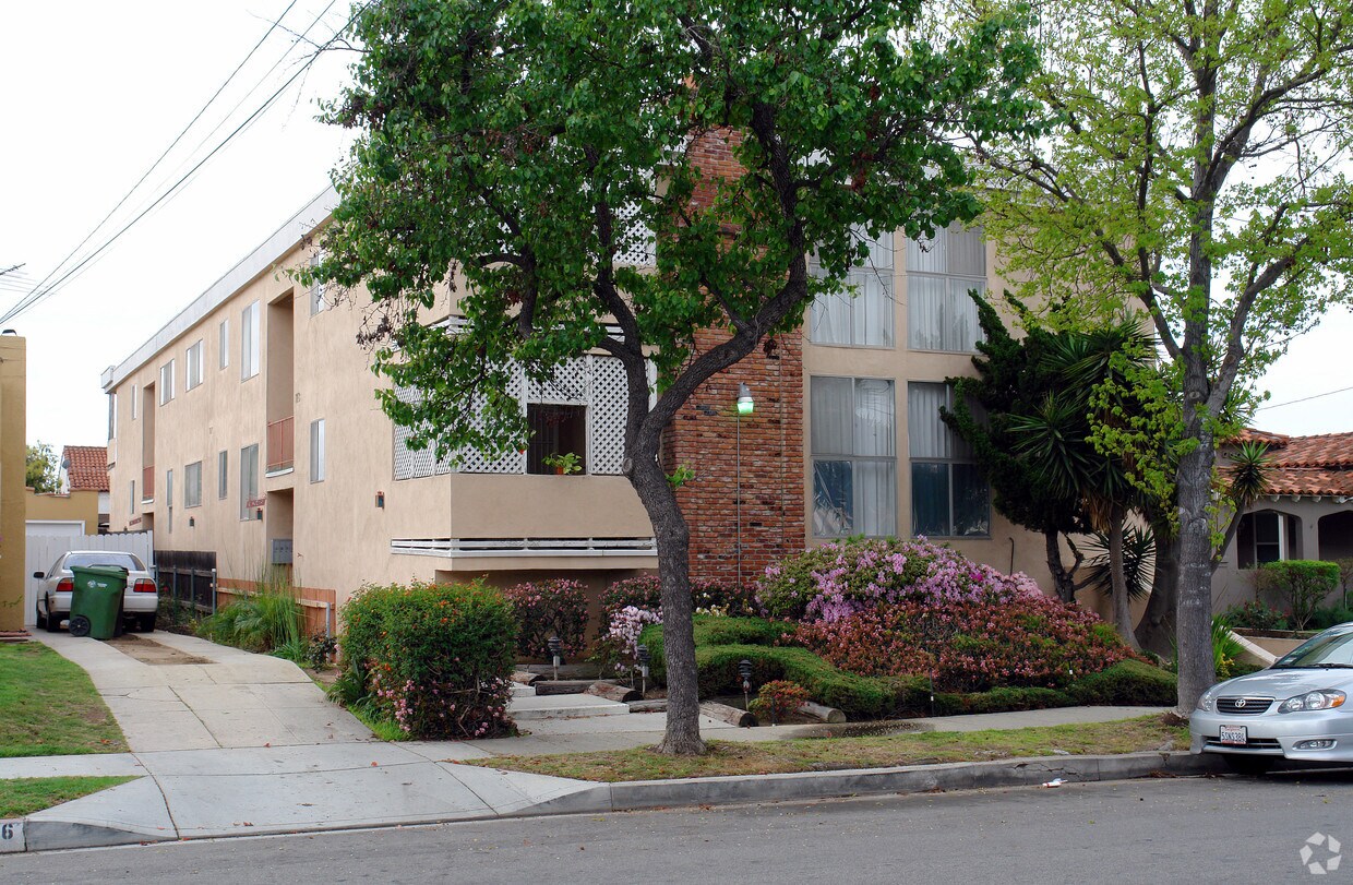 Building Photo - Carondelet Apartments