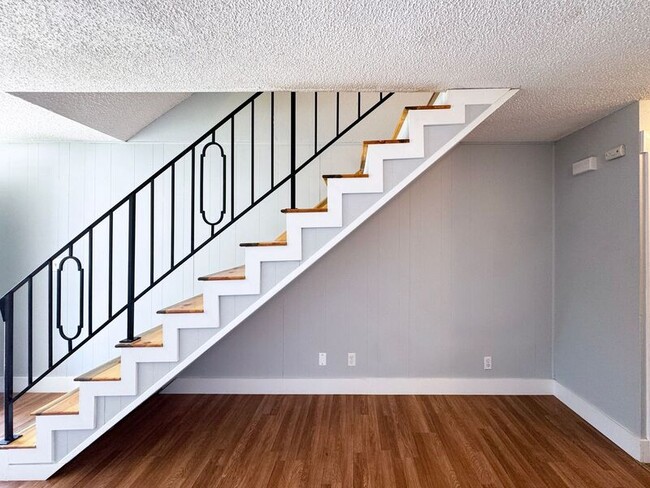 Building Photo - 525 Cinderella Loop