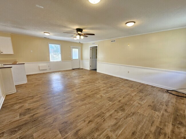 Foto del edificio - 1198 Holly Springs Rd