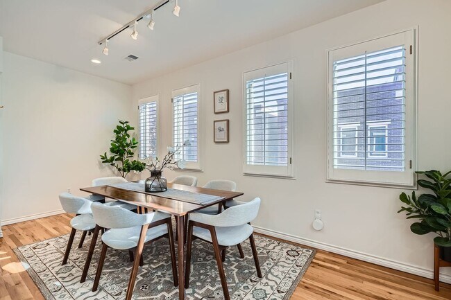 Building Photo - Gorgeous Cherry Creek Townhome - 2 bed 2 bath with 1 car garage